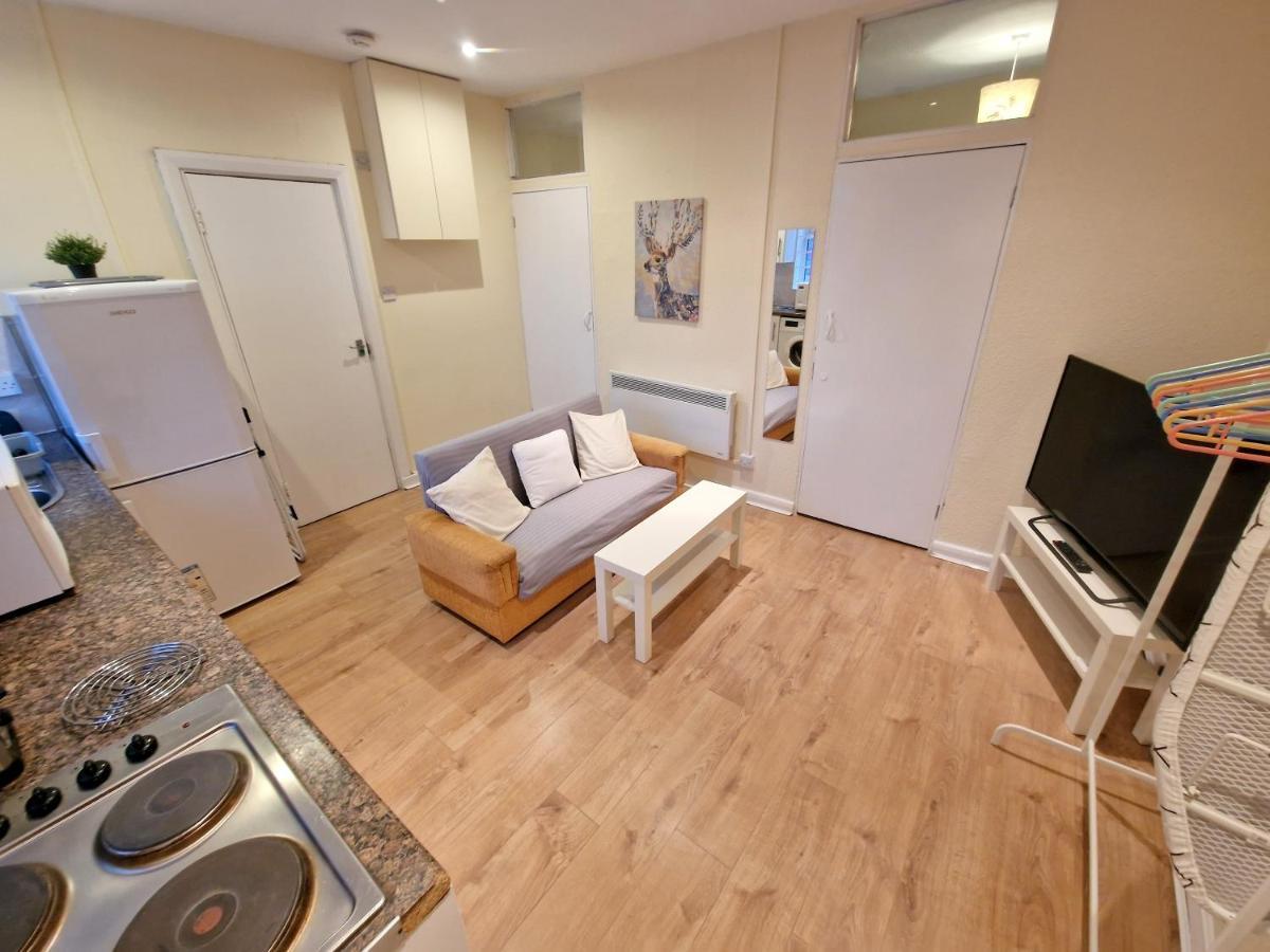 Super Studio With Two Bedrooms - Five Minutes From The Station! London Kültér fotó
