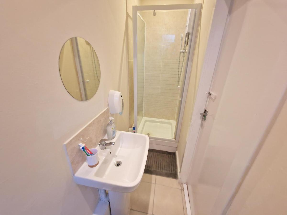 Super Studio With Two Bedrooms - Five Minutes From The Station! London Kültér fotó